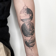 PLANETES tattoo fait par l'artiste Tatoueuse Vino