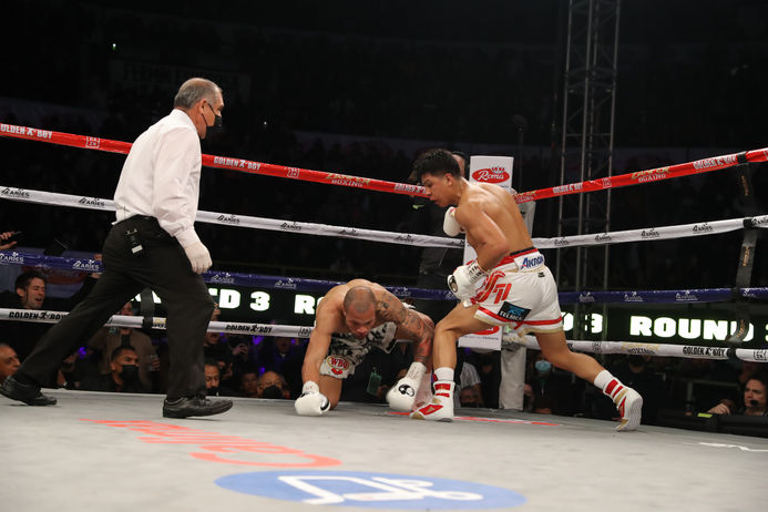 Munguia Stops Ballard in 3