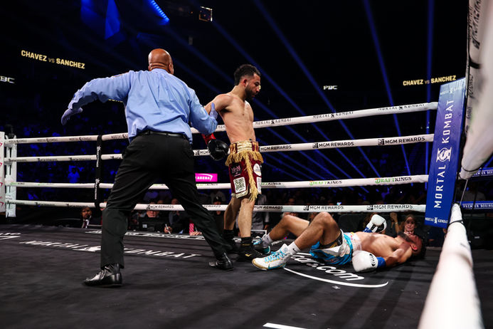 Jose Sanchez KOs Jorge Chavez