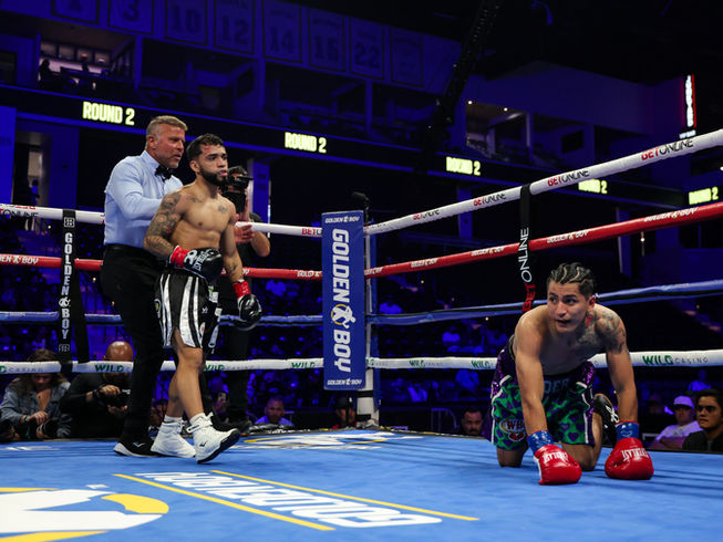 Oscar Collazo KOs Neider Valdez in Two