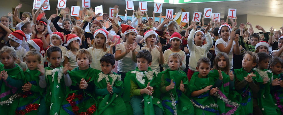 Enfants habillés en vert et blanc