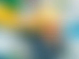 Eine Frau in geblümter Bluse, die ihr Gesicht hinter einem lachenden Emoji-Ballon versteckt