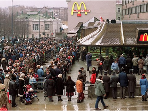 MOSKOVA'DAKİ MCDONALD'S KUYRUĞUNUN 355. SIRASINDAKİ KİŞİNİN AKLINDAN GEÇENLER