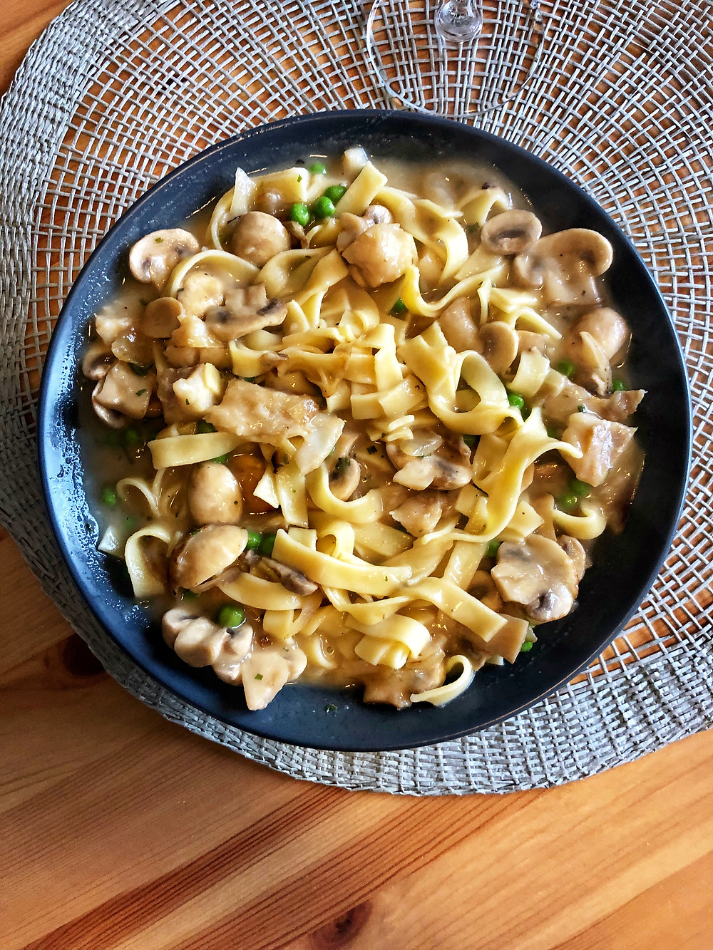 Blondieskeuken, Blondies Keuken, Sam de Roos, toegankelijke recepten, makkelijke recepten, recepten, lekkere recepten, Tagliatelle met vissaus, recept voor pasta met vissaus, recept voor vissaus, pastarecept, pasta met vis, tuinerwten, champignons