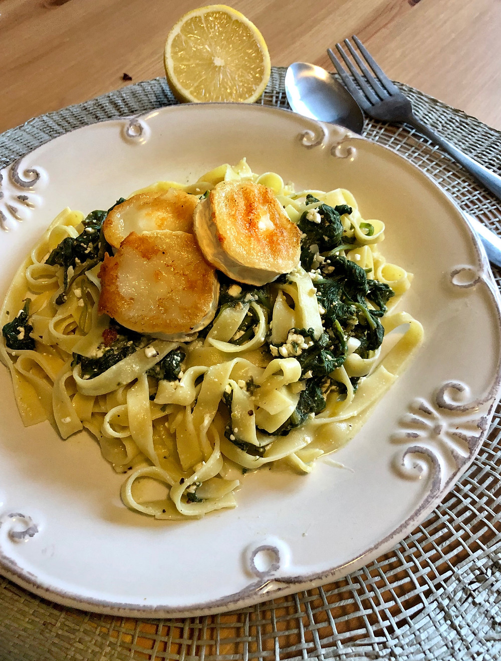 Blondieskeuken, Blondies Keuken, Sam de Roos, toegankelijke recepten, makkelijke recepten, recepten, lekkere recepten, Pasta met citroen-roomsaus, pasta met citroensaus, pasta met citroenroomsaus, tagliatelle met citroen-roomsaus, tagliatelle met citroenroomsaus, tagliatelle met citroen, Recept gebakken geitenkaas, pasta met spinazie, pasta met huttenkase, pasta met hüttenkäse, gezonde roomsaus, gezondere keuze, tagliatelle met gebakken geitenkaas en spinazie in citroen-roomsaus
