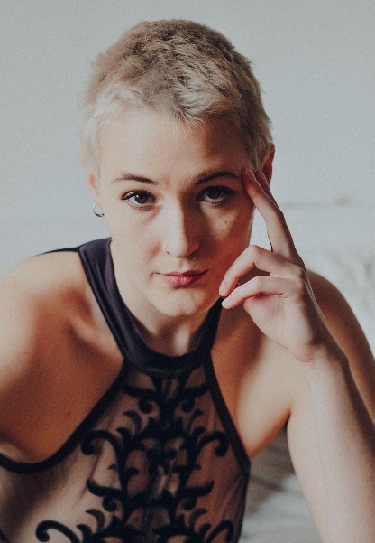 Eszter Ambrozi Frau mit kurzen Haaren