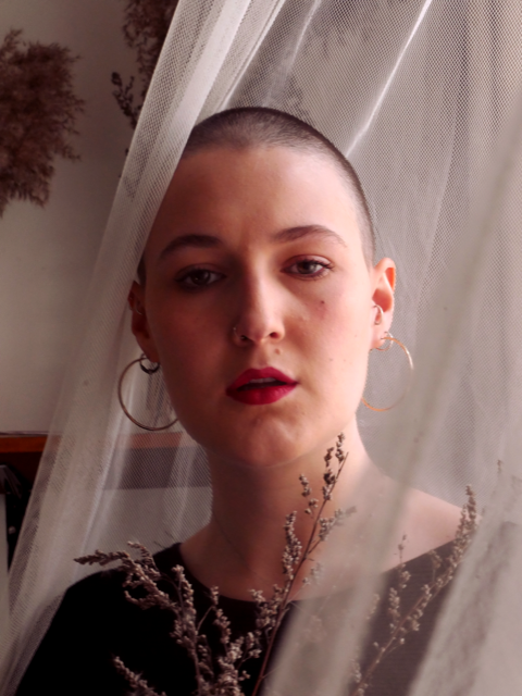 Eszter Ambrozi Frau mit kurzen Haaren