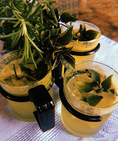suco, drink sem álcool, shot sem álcool, alecrim, manjericão, limão, em 3 copos de vidro transparente com alça de plástico preta