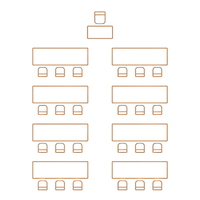 Configuración del auditorio en montaje tipo escuela con mesas y sillas alineadas.