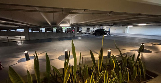 Estacionamiento público en el área comercial de Torre Elementa en Lomas de Angelópolis, Puebla.