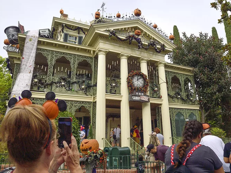 Women Dies After A Medical Emergency Following Disneyland’s Haunted Mansion Ride