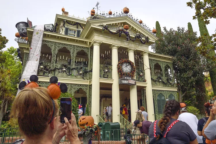 Women Dies After A Medical Emergency Following Disneyland’s Haunted Mansion Ride