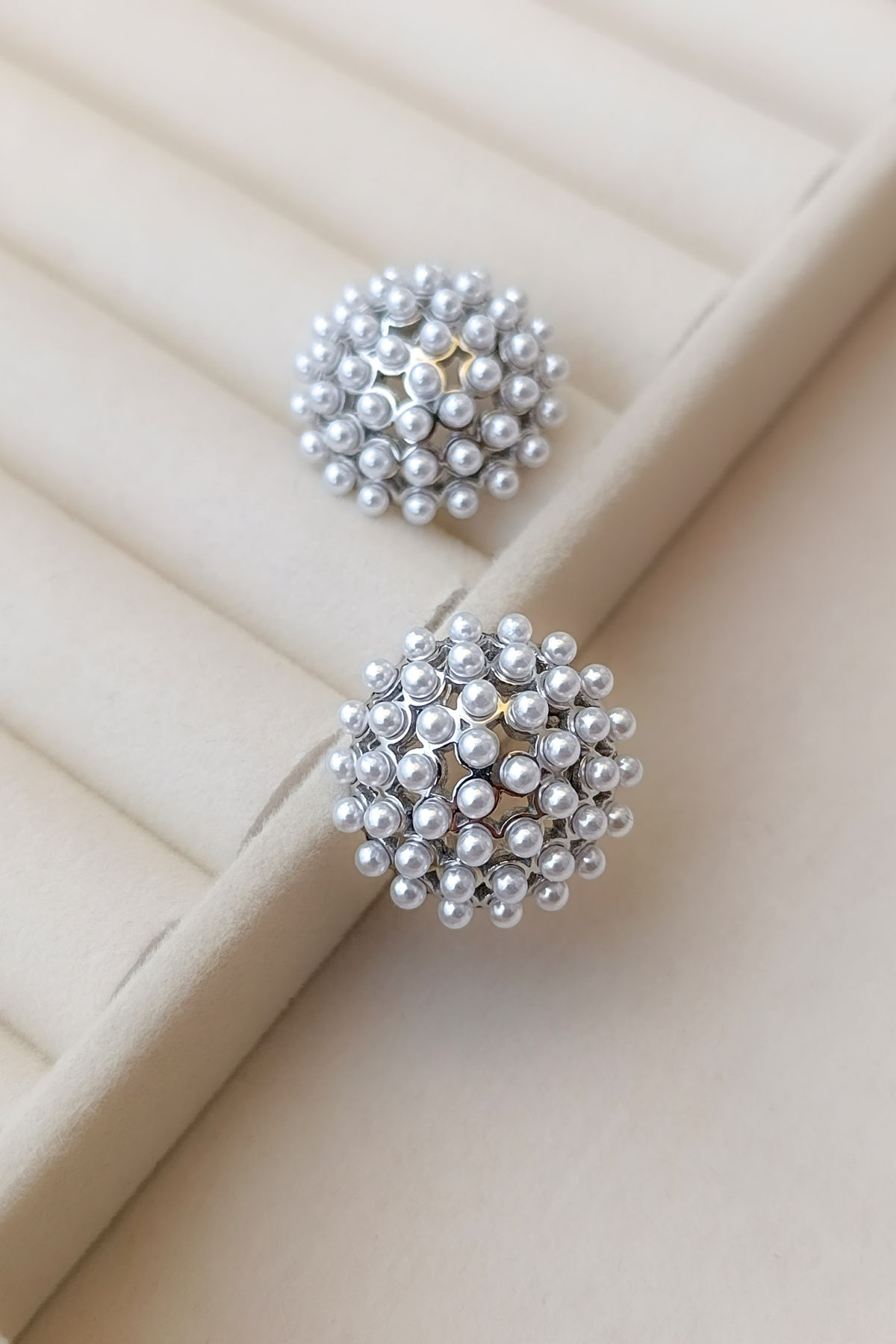 Silver Top Motifli Retro Dokunuşlu Şık Zarif Butik Küpe Tasarımı