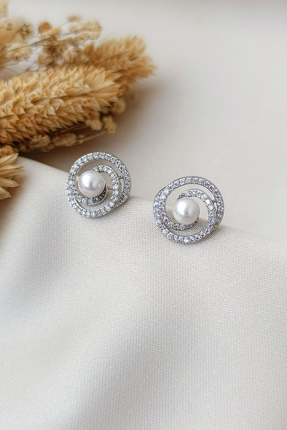 Küçük resim: Silver Zirkon Taş Sarmal Çiçek Figür Minimal İnci Küpe