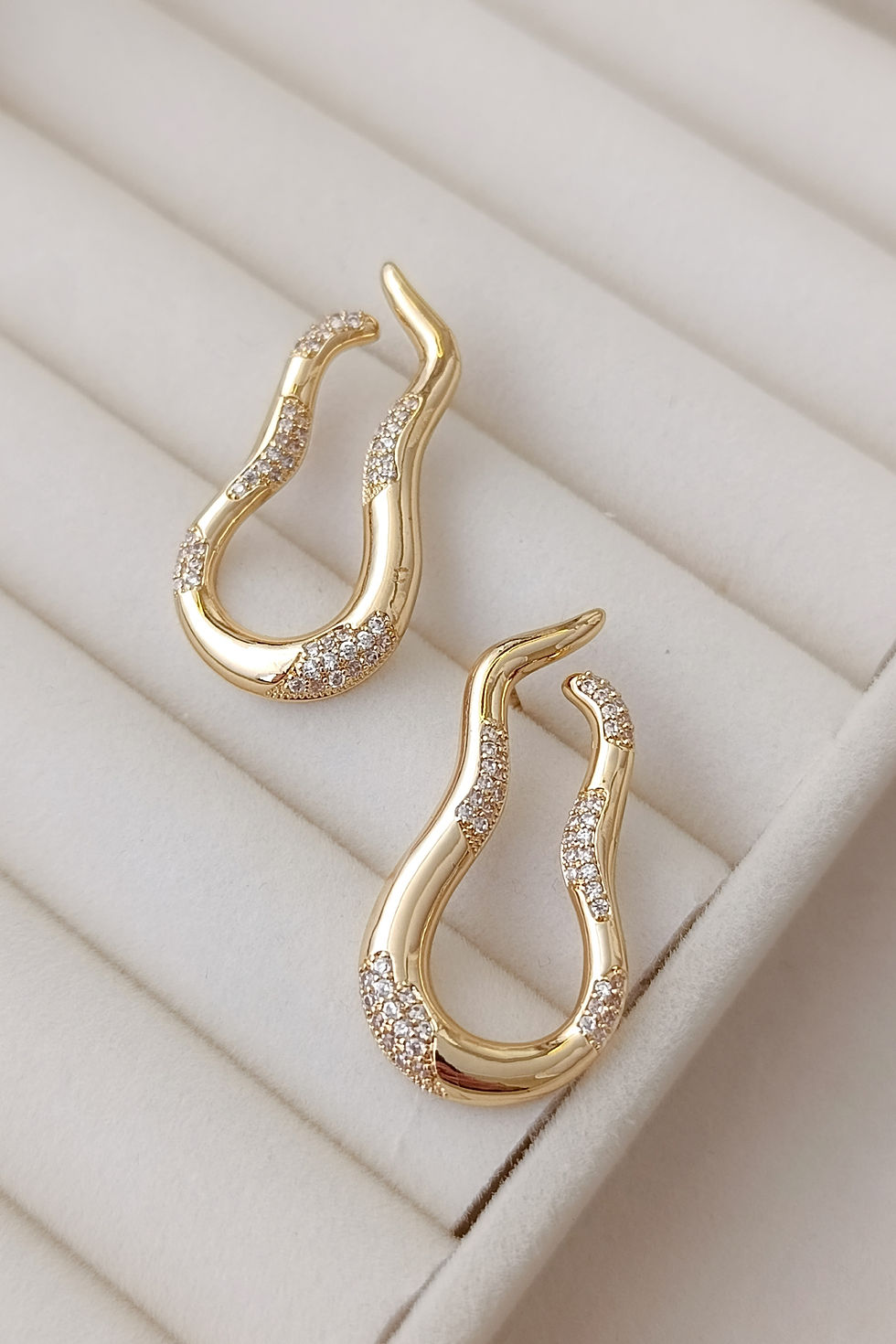 Küçük resim: Taşlı Dalga Formlu Gold Özel Tasarım Küpe