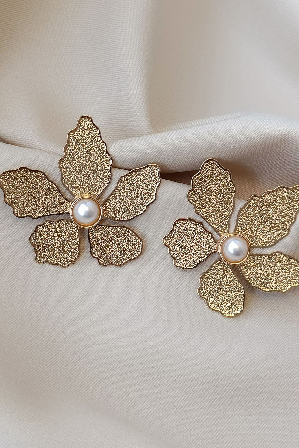 Küçük resim: Gold İnci Detaylı Çiçek Şeklinde Modern Tasarım Küpe