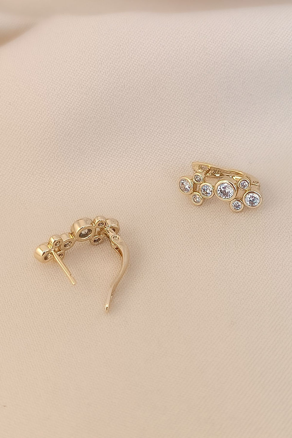 Küçük resim: Daireler Figür Kristal Taş Detay Gold Renk Modern Klips Küpe