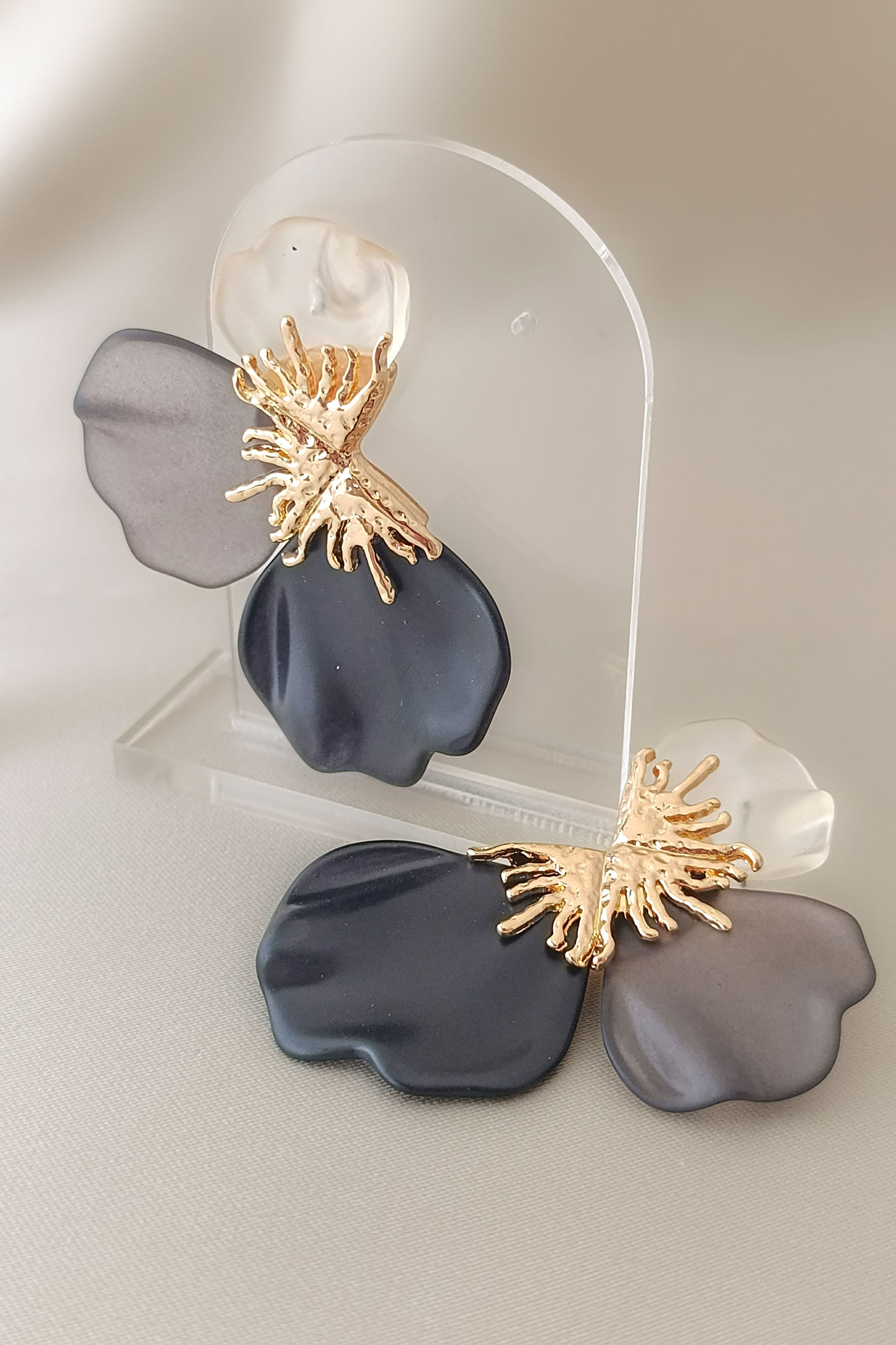 Gri Siyah Büyük Yaprak Formlu Küpe