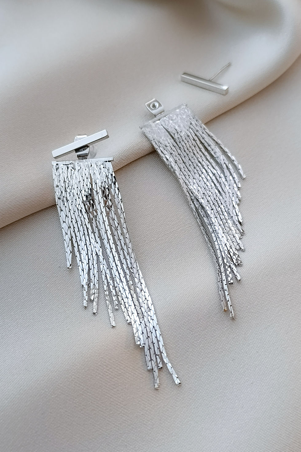 Küçük resim: Silver Uzun Zincir Hayalet Sallantılı Modern Tasarım Küpe