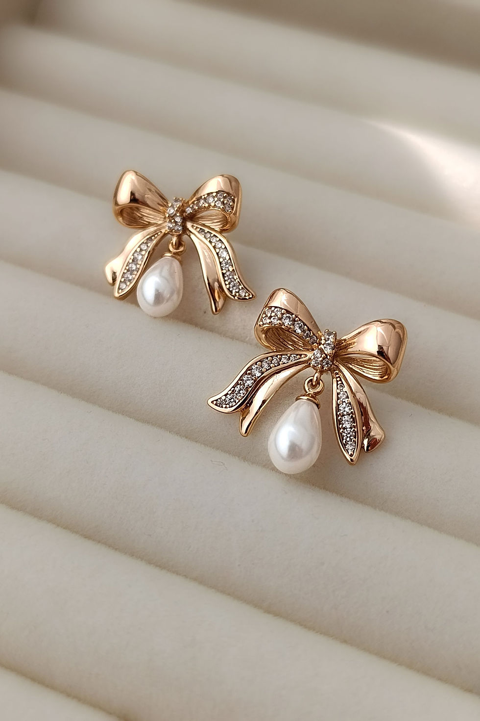 Küçük resim: Fiyonk İnci Ve Zirkon Taş Detaylı Rose Renk Şık Küpe