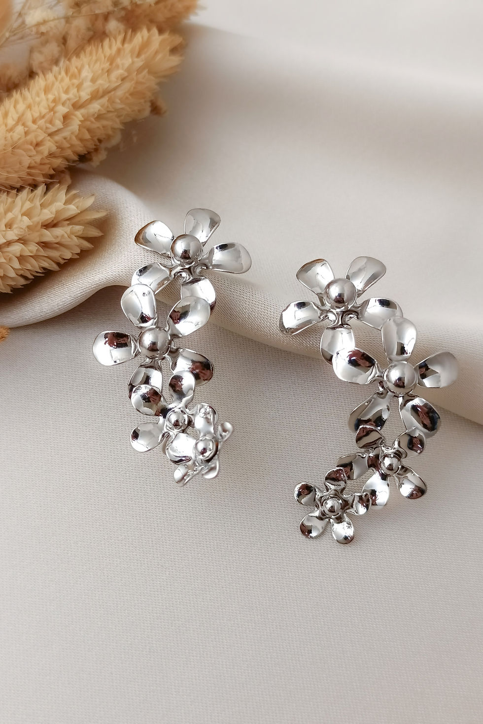 Silver Çiçek Tasarımlı Tüm Kulağı Saran Şık Küpe