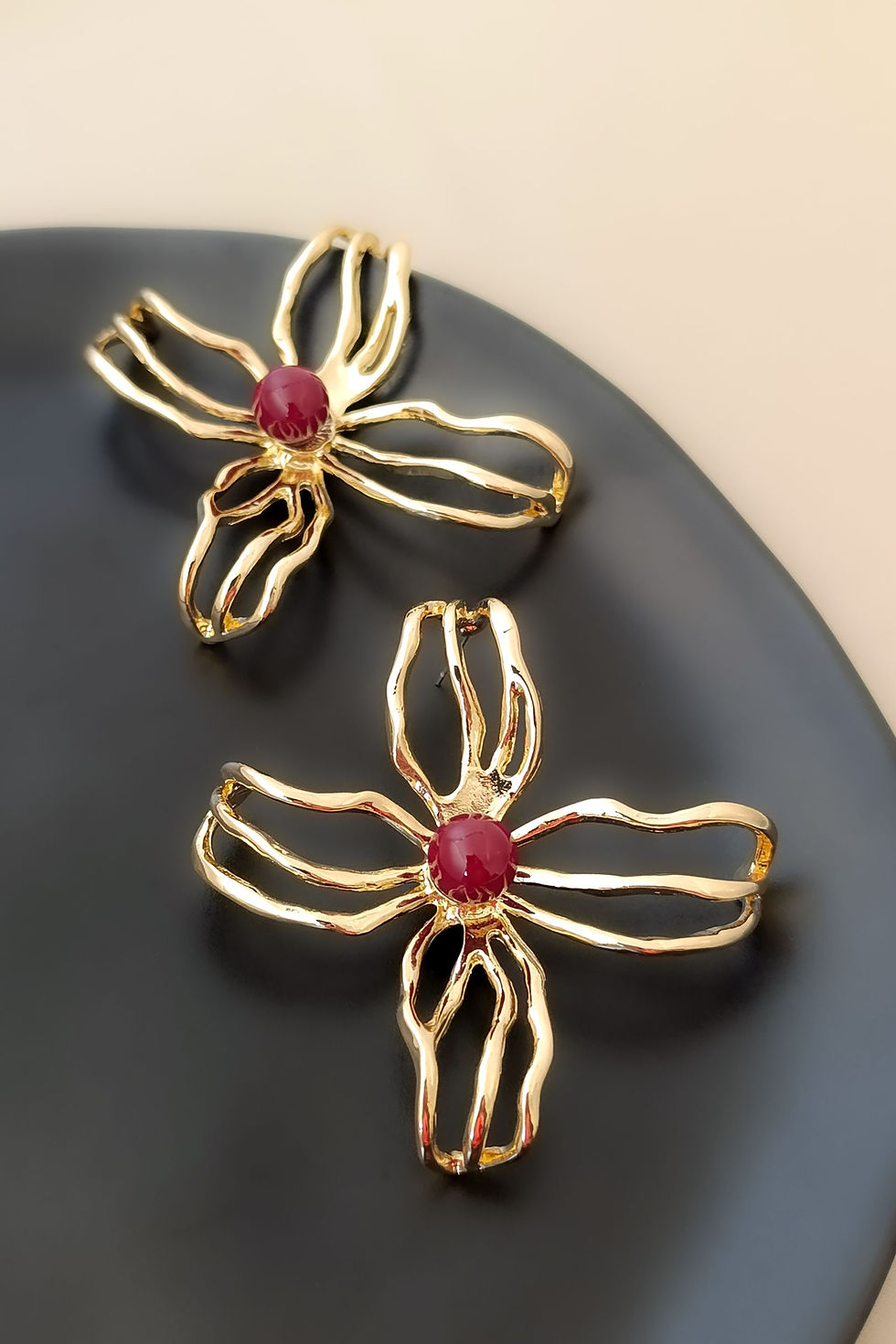 Küçük resim: Bordo İnci Detaylı Gold Büyük Boy Metal Çiçek Küpe (6,5cm)
