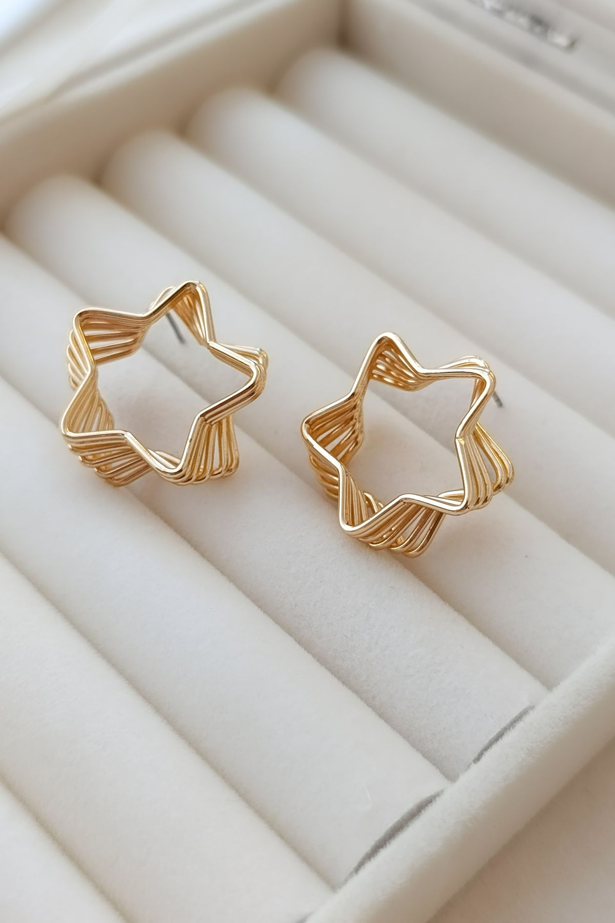 Gold Minimalist Yıldız Küpe Modern Tel Örgü Tasarım Şık Aksesuar