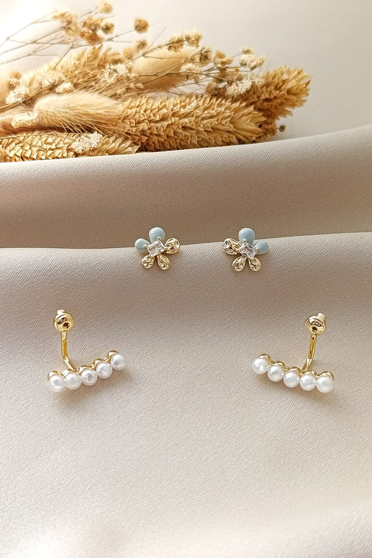 Mavi Çiçek Detaylı Üç Parça İnci Sıra Hayalet Küpe