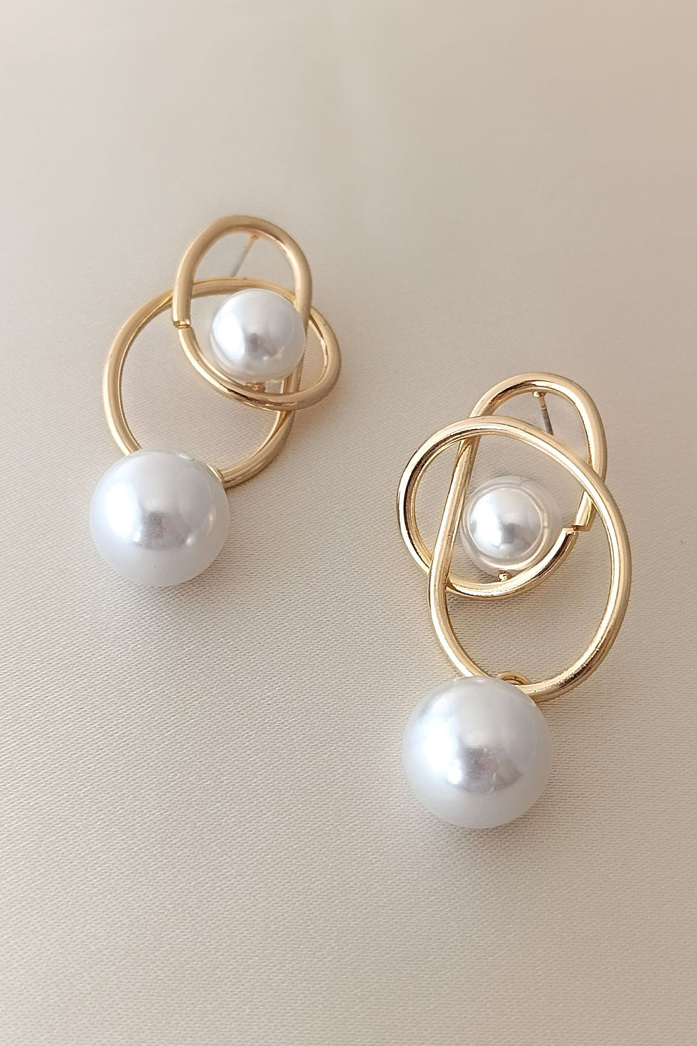 Küçük resim: Vintage İnci Gold Sarmal Büyük Beyaz Küpe