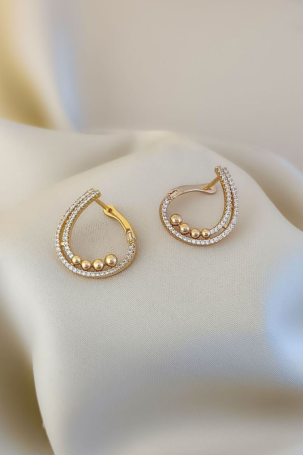 Küçük resim: Gold Top Detay Çift Sıra Zirkon Taşlı Sarmal Halka Klips Küpe