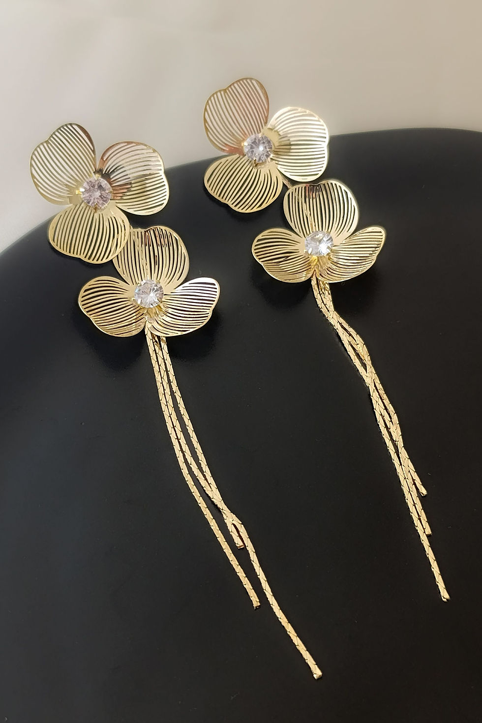 Küçük resim: Gold Vintage Çiçek Püsküllü Taş Detaylı Sallantılı Metal Kadın Küpe