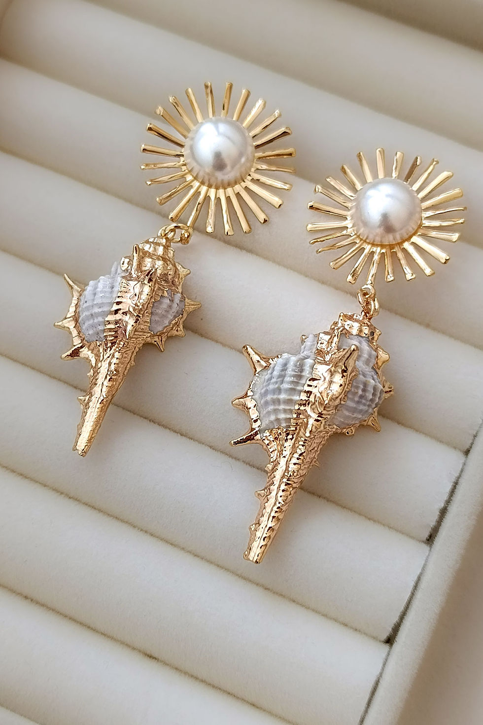 Küçük resim: Deniz Kabuğu Gold Güneş Figür Büyük Boy İnci Detay Uzun Sallantılı Küpe