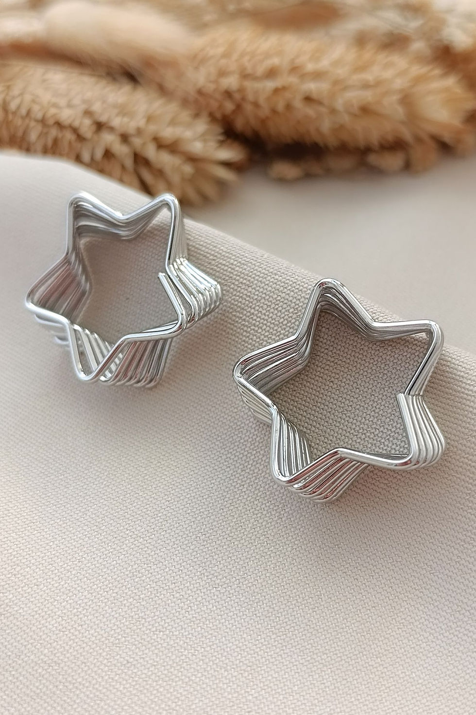 Küçük resim: Silver Minimalist Yıldız Küpe Modern Tel Örgü Tasarım, Şık Aksesuar
