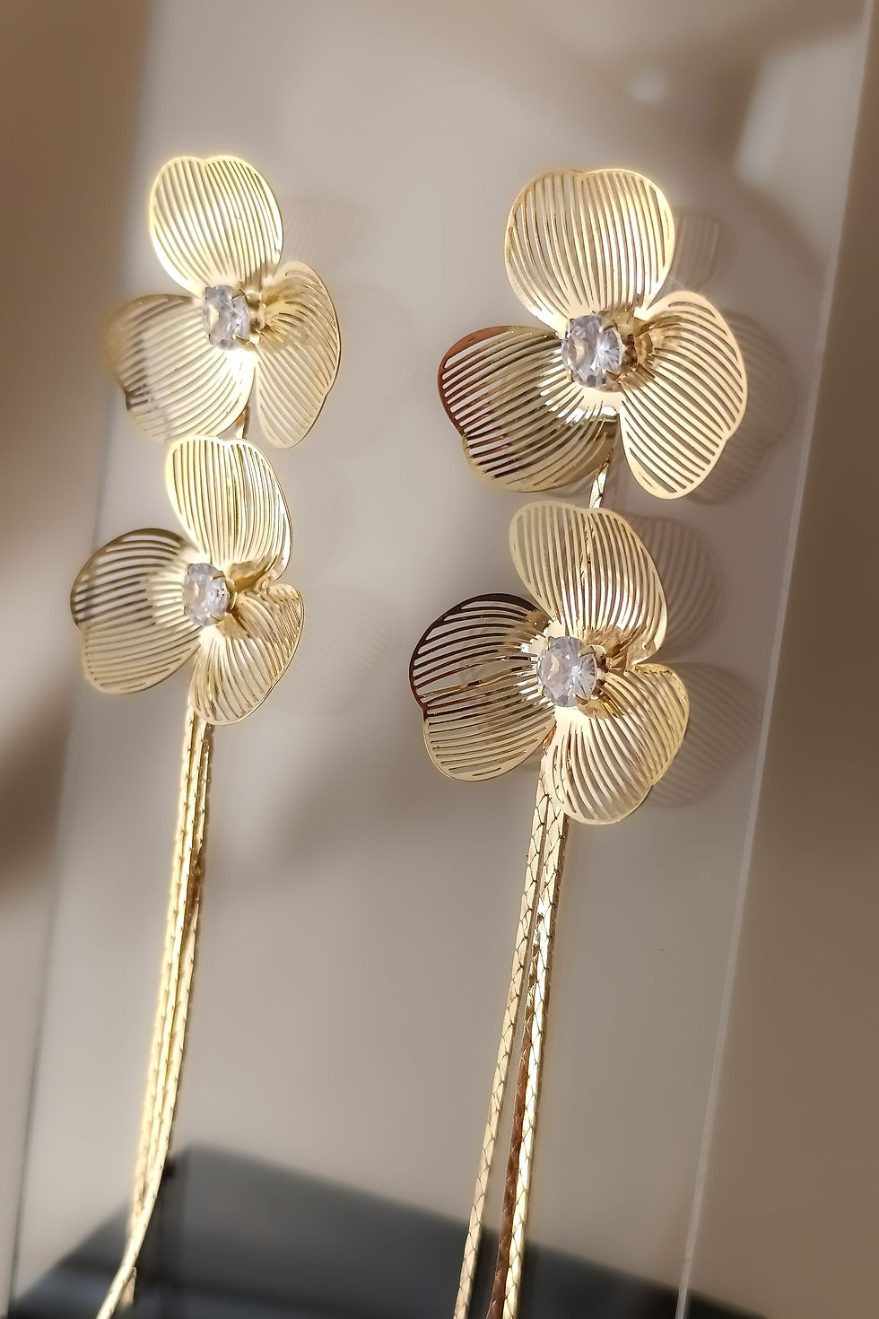 Küçük resim: Gold Vintage Çiçek Püsküllü Taş Detaylı Sallantılı Metal Kadın Küpe