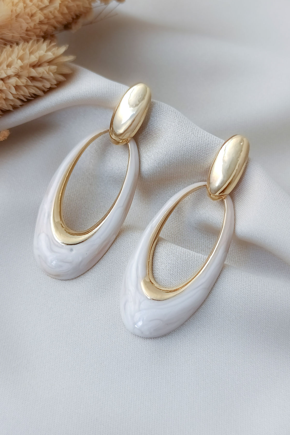 Gold Çerçeveli Beyaz Mermer Desenli Modern Küpe