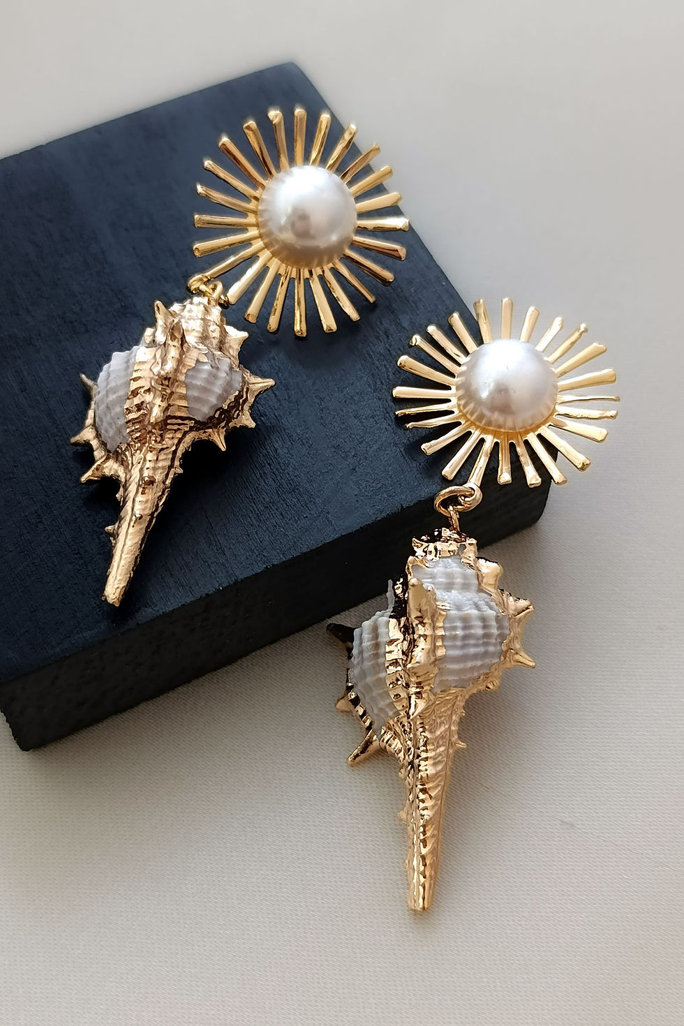 Küçük resim: Deniz Kabuğu Gold Güneş Figür Büyük Boy İnci Detay Uzun Sallantılı Küpe