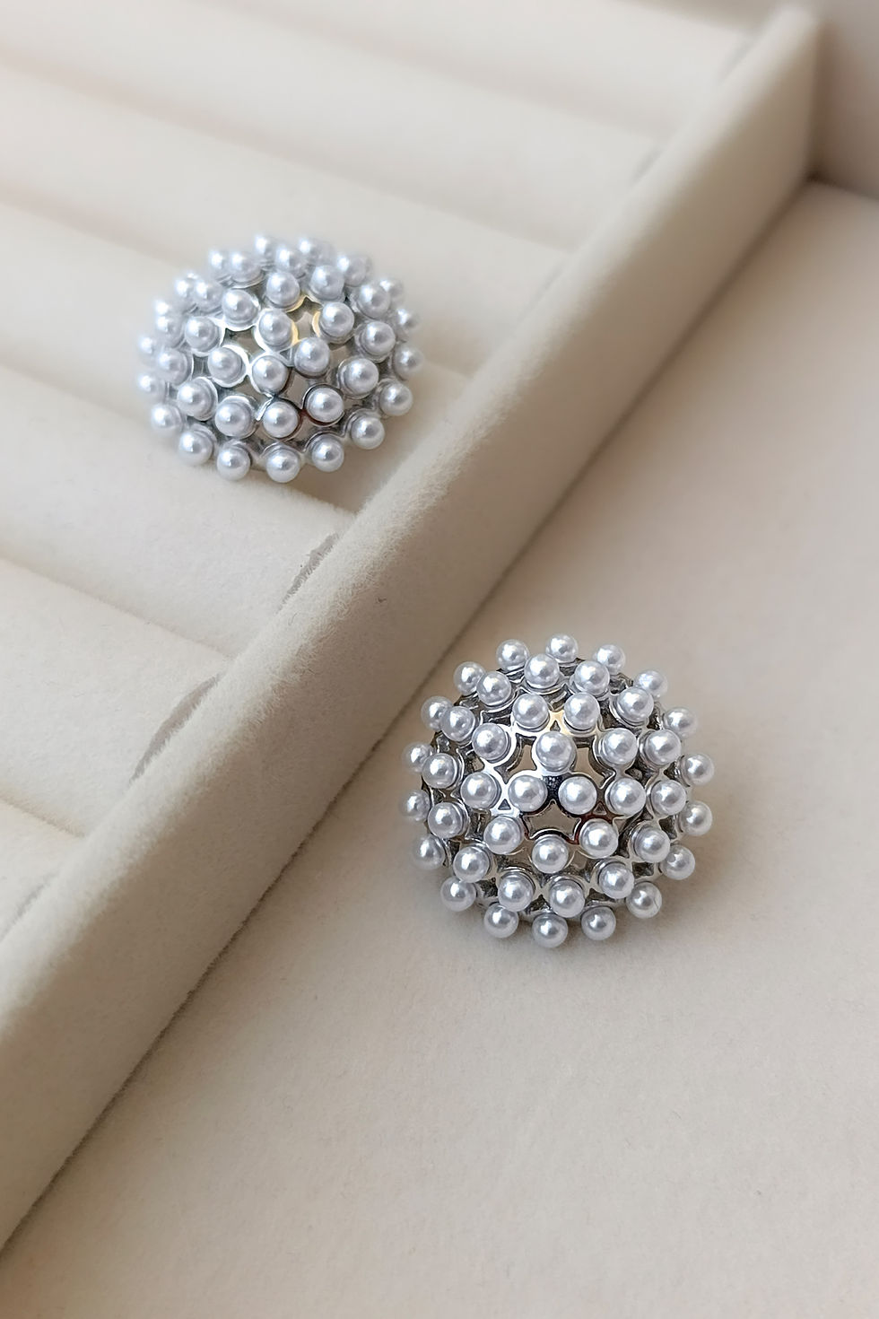 Küçük resim: Silver Top Motifli Retro Dokunuşlu Şık Zarif Butik Küpe Tasarımı