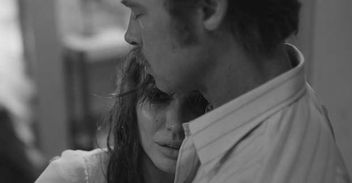 Angelina Jolie cries in Pitt's arms in movie "By the Sea"