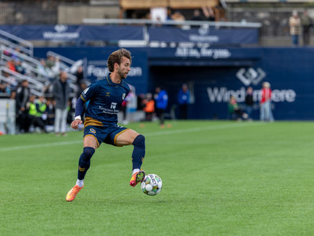 Ian Cerro: El Alma del Mediocampo de FC Naples