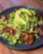 LOMO AL GRILL CON ENSALADA DE LA CASA