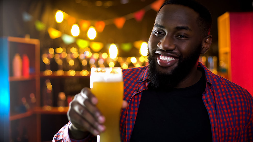 Homem bebendo cerveja artesanal