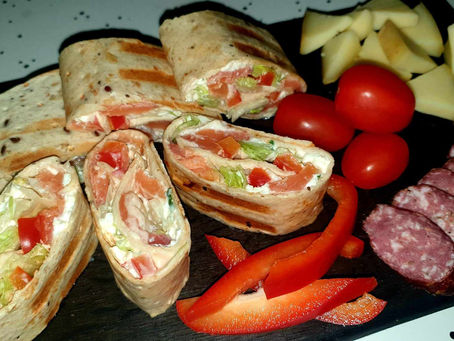 Tortilki z wędzonym łososiem lub szynką uwędzonych