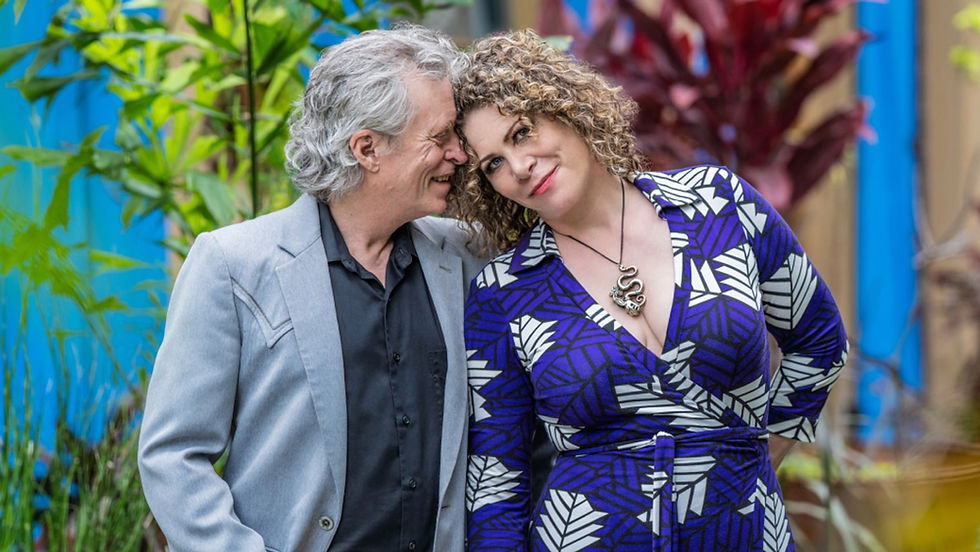 DAYNA KURTZ & ROBERT MACHé "singer-songwriter van zeldzaam kaliber" <seated>