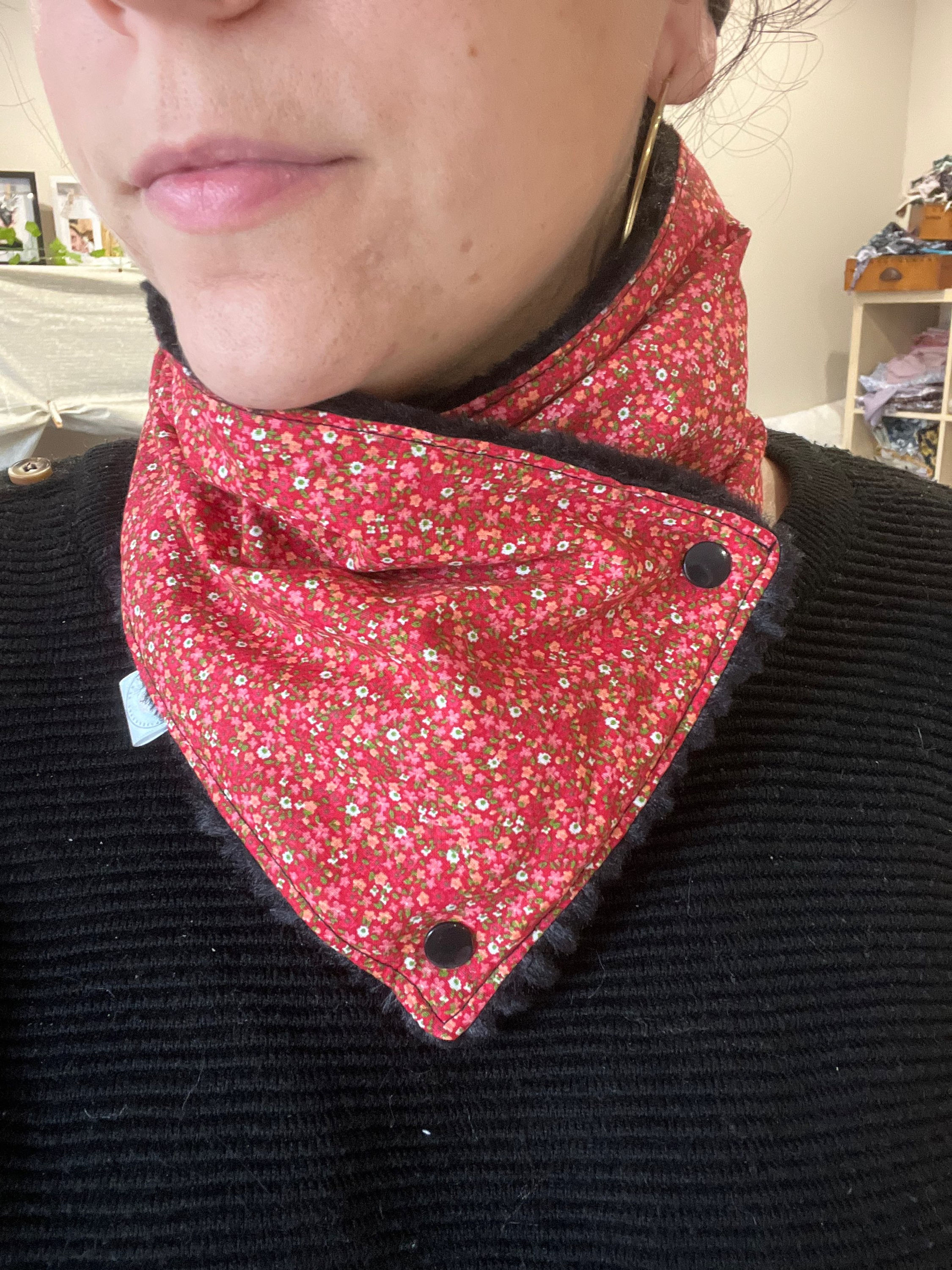 Tour de cou noir et fleur rouge