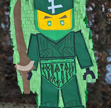 Grønn Ninjago-piñata med sverd laget på bestilling.