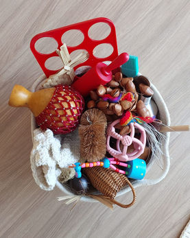 cesto dos tesouros com diversos elementos naturais, materiais abertos/ não estruturados/ de largo alcance. Brincar heurísitico, recursos terapêuticos, integração sensorial, brincar livre