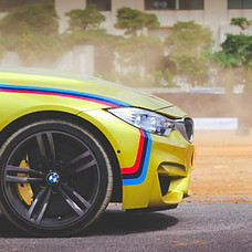 Coche de deportes amarillo