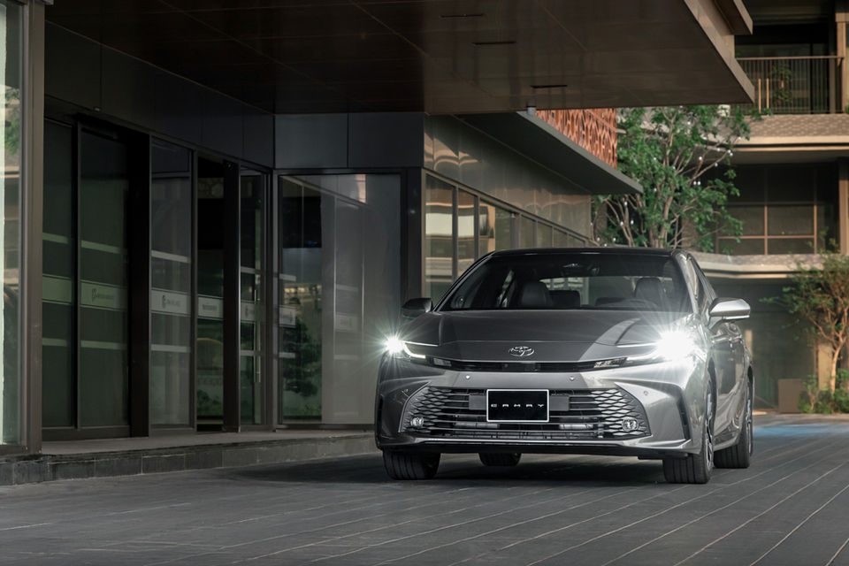 Toyota Camry 2.0Q 2025 góc nhìn chính diện với thiết kế đầu xe hiện đại.