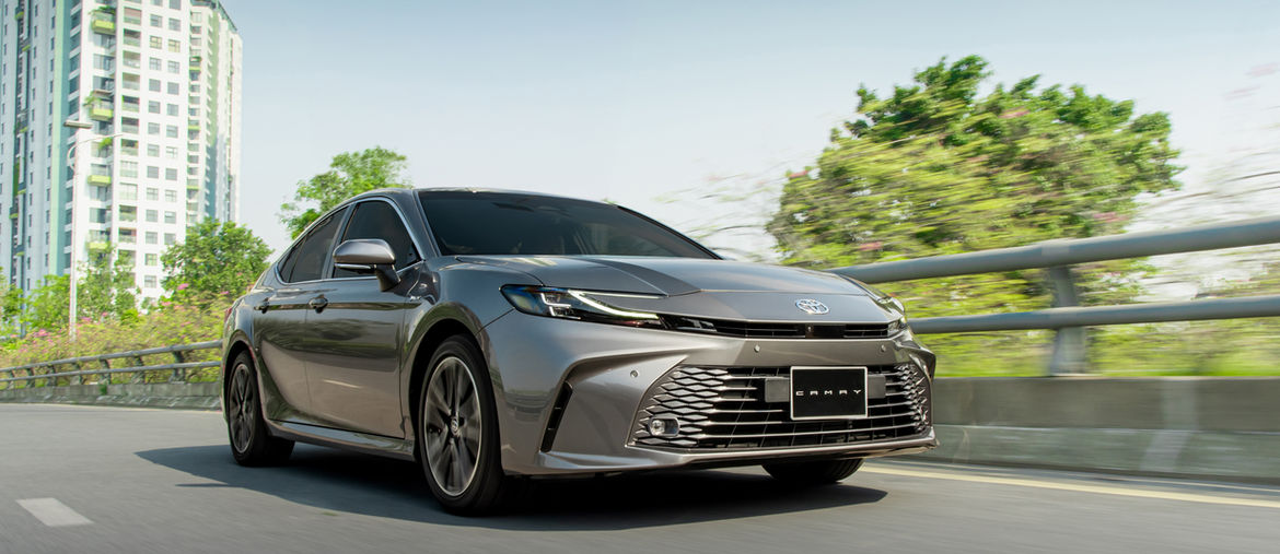 Toyota Camry 2025 góc nhìn chính diện với thiết kế sedan hiện đại thế hệ 9.