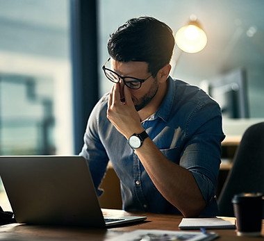 Un homme stressé à son bureau